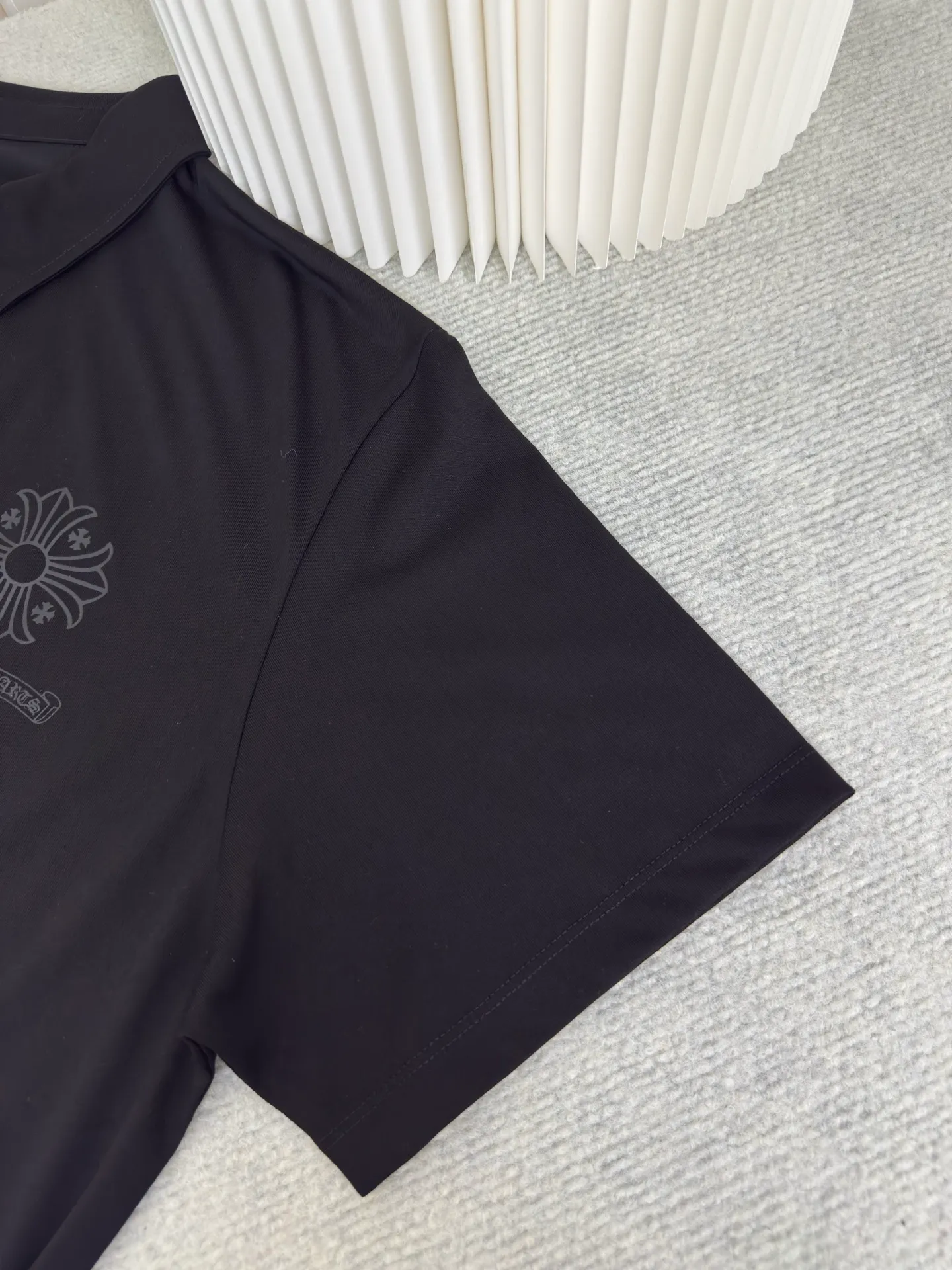 P240 Chrome Hearts Dark Pattern Cross Pattern Polo Short Sleeves Authentic Open Version - Physical Counter - Top Luxury Quality 🆚 Instant Sale of All Versions on the Market Fabric Made of Tailor-Dyeed 230G Cotton Fabric Cross Dark Pattern Scroll Printing on Chest Collar Hardware Mold Customized Accessories Size S M L